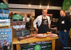 Henk van Oers met de droge worsten van St.Hendrick. "We gaan samenwerken met Klaas de Lange van Weerribben Zuivel. We gaan er voor zorgen dat binnenkort alle rundvleesproducten van St.Hendrick afkomstig zijn van de koeien van Klaas."